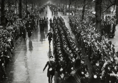 97888 Afbeelding van de parade op de Maliebaan te Utrecht ter gelegenheid van de viering van het 10-jarig bestaan van ...